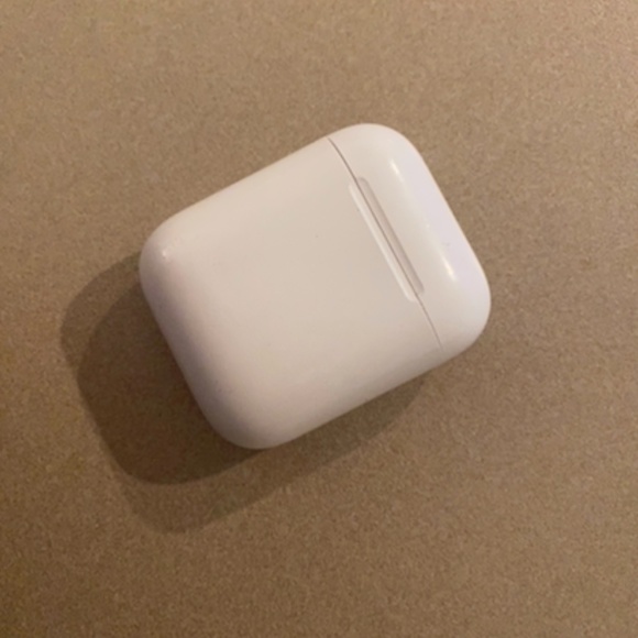 Apple AirPods (1st Generation) - Picture 4 of 4